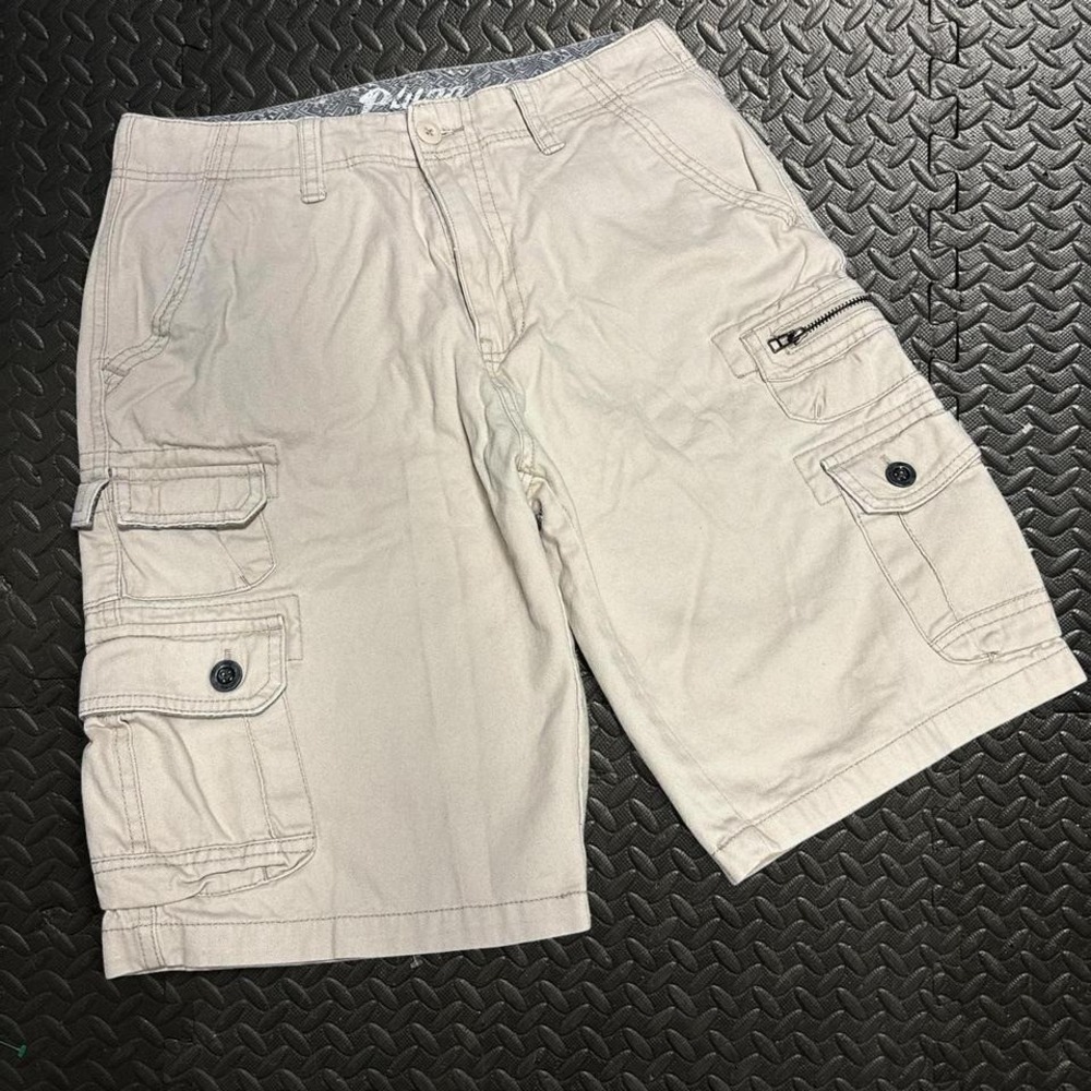 Super sick Tan cargo shorts with sick design inside and multiple pockets